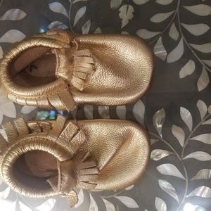 Freshly Picked gold moccasins size 7 toddler